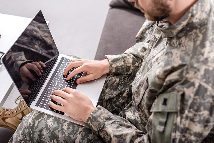 Soldat-Am-Laptop